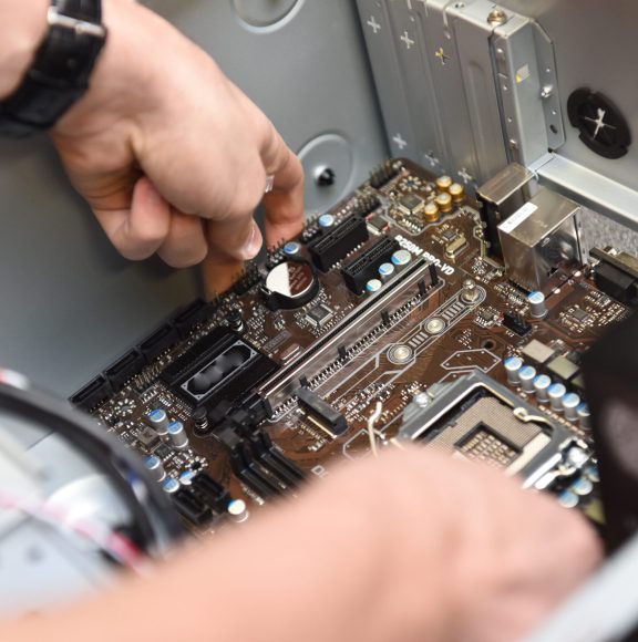 Informatique internet ordinateur montage PC materiel connection