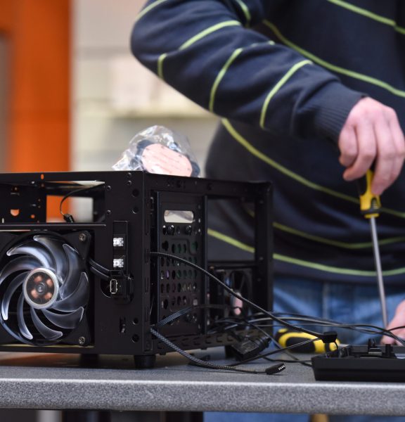 Informatique internet ordinateur montage PC materiel connection